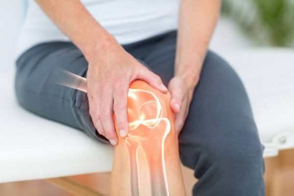 An image of a man suffering from pain in his knee to promote the homeopathic patches to ease painful joints from Frequency Apps.